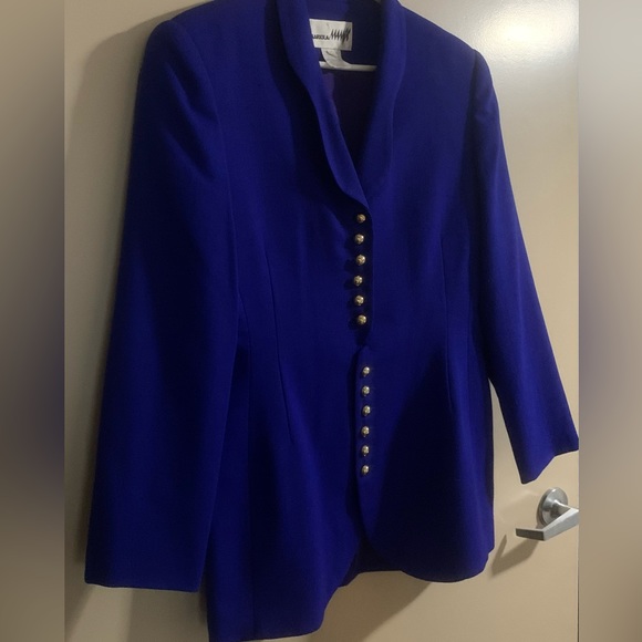 Vintage women's blazer with unique button and collar detail - Picture 2 of 6